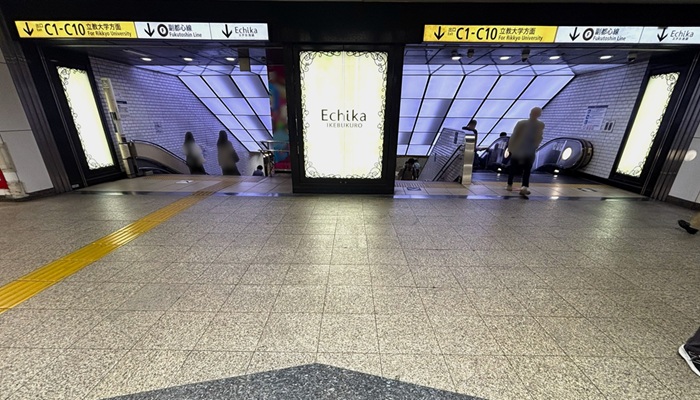 池袋駅「出口C1-C10 立教大学方面」の案内板
