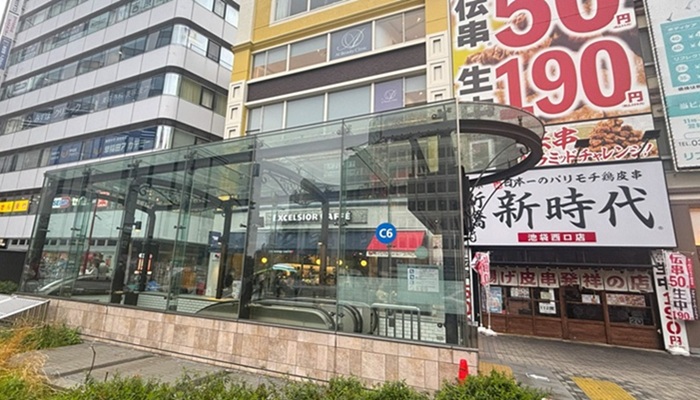 池袋駅C6出口の外観(上下エスカレーター完備)