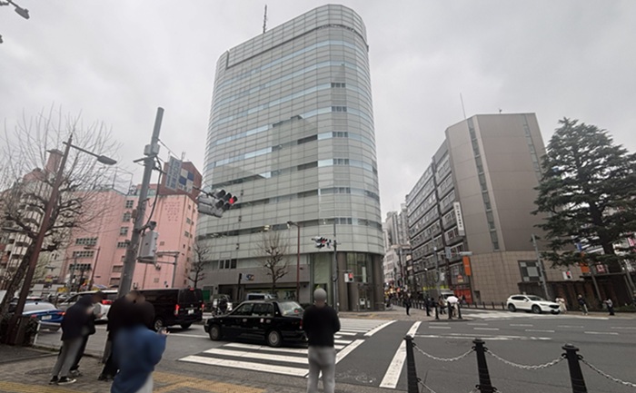 池袋駅C6出口を出たところの西口五差路の様子