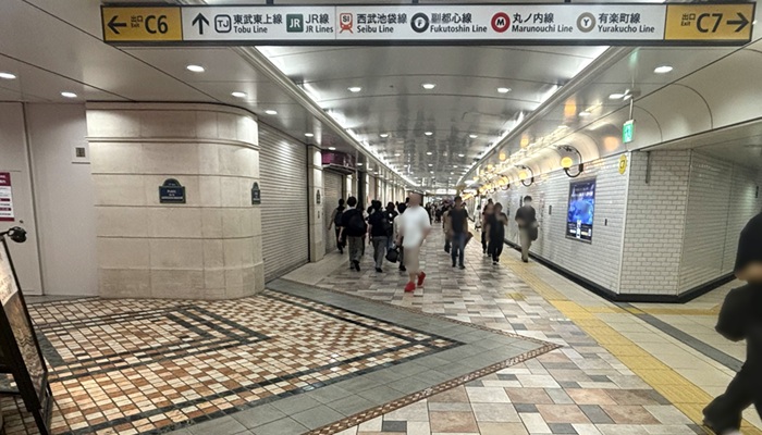 副都心線ルートのC6出口案内板(左に曲がる地点)