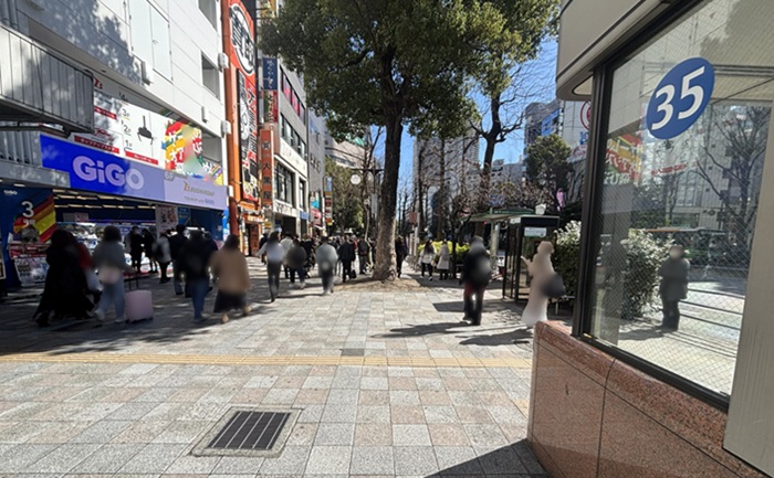 池袋駅35番出口を出てすぐの景色。「35」の表示が大きく見え、正面に歩道、右手にグリーン大通りが続く