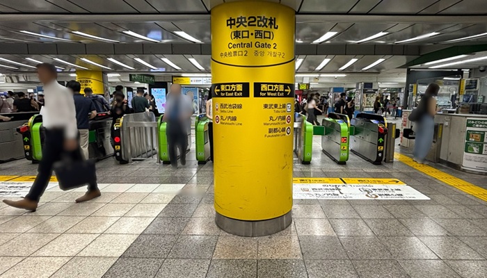 JR池袋駅中央2改札を出る前にある、東口方面と書かれた黄色い柱