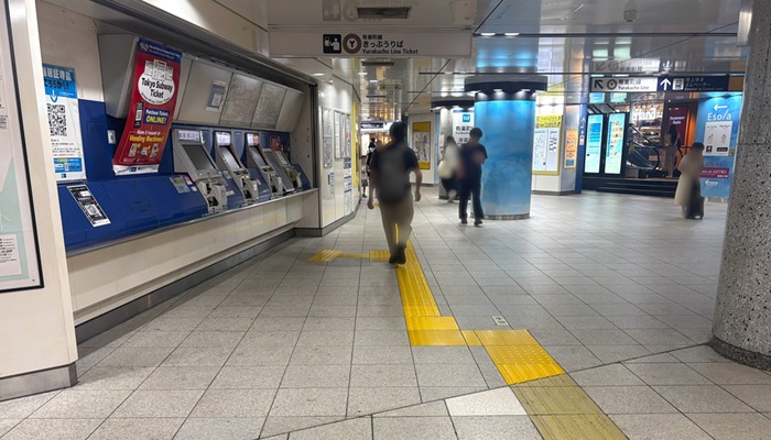 池袋駅地下の有楽町線きっぷ売り場とエソラ池袋方面へ続く地下通路