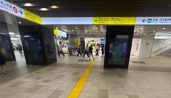 西武池袋線からエソラ池袋へ向かう地下通路。黒い柱がある最初の角を左へ曲がる