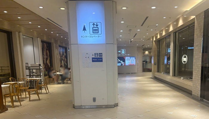 ルミネ池袋地下1階(B1F)の入り口付近。「センターエレベーター」の案内板がある白い柱と通路