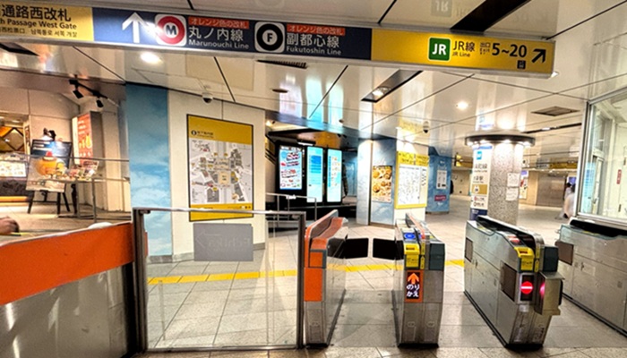 東京メトロ有楽町線池袋駅の南通路西改札。改札を出て正面奥にエソラ池袋の入口がある