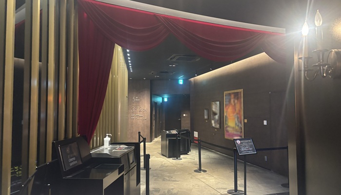 グランドシネマサンシャイン池袋5階の入場ゲートと案内板
