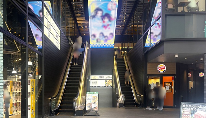 グランドシネマサンシャイン池袋(グランドスケープ池袋)1階のエスカレーター乗り場と入口