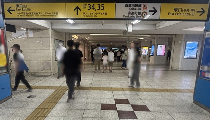 池袋駅の中央通路と案内板