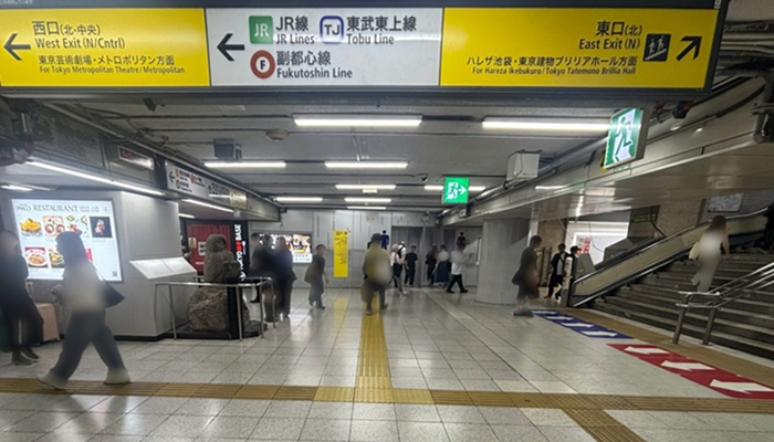 池袋駅地下通路にある「いけふくろう」像と東口(北)へ上がる階段手前の案内表示
