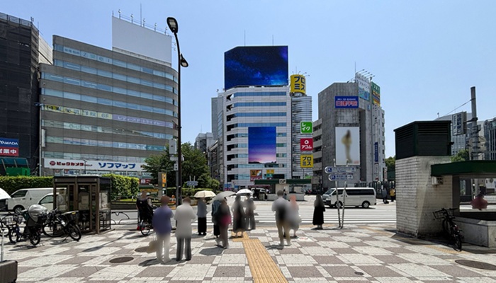 池袋駅東口(北)を出た直後の広場と正面に見える交差点の景色