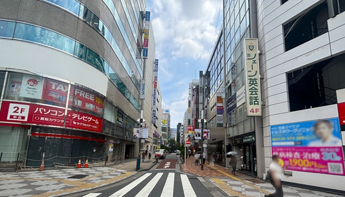 池袋駅東口(北)からのサンシャイン通り・グランドシネマサンシャイン池袋方面へ進む道