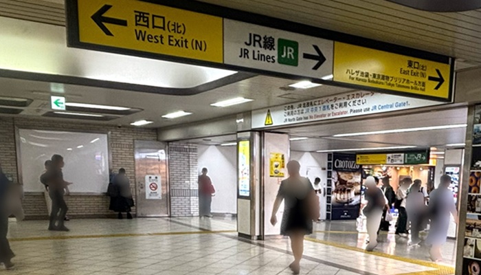池袋駅東口(北)へ向かう地下通路と案内表示
