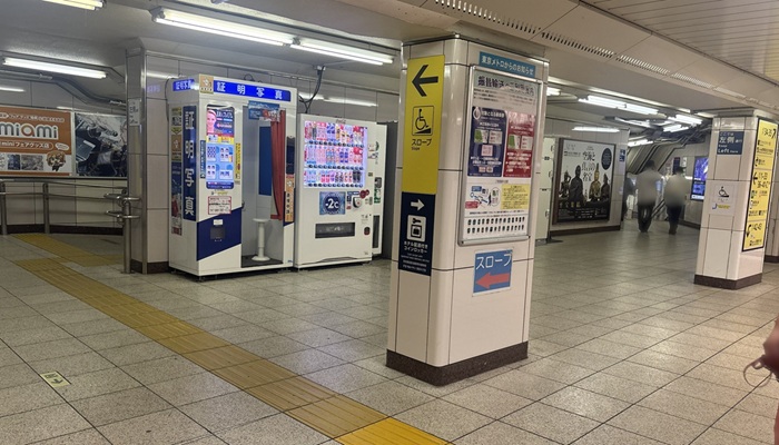 池袋駅35番出口手前の地下通路。左が車いすやベビーカーで利用できるスロープ、右が階段に分かれる分岐点