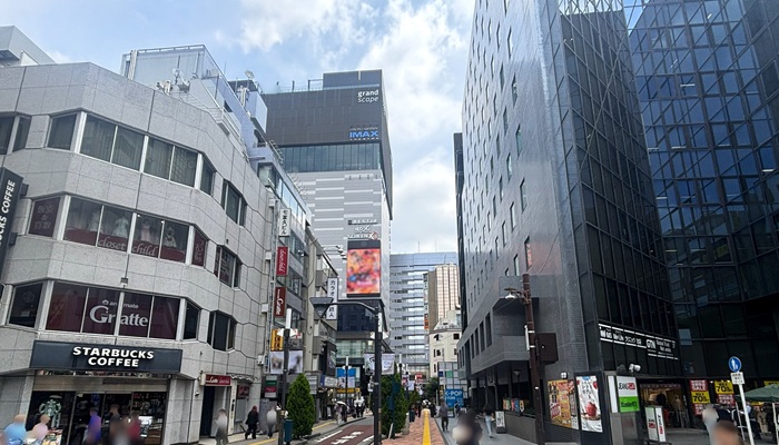 サンシャイン通りから見えるグランドシネマサンシャイン池袋（IMAXのロゴが見える高層ビル）