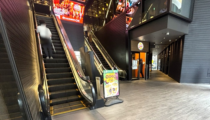 グランドシネマサンシャイン池袋1階のエスカレーターとエレベーターへ続く右側通路