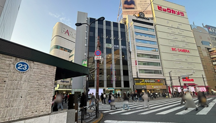 池袋駅23番出口とP'パルコ、ビックカメラ池袋本店