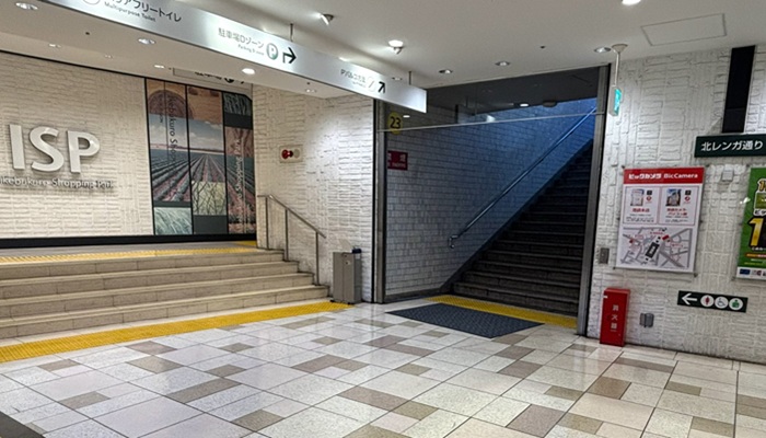 池袋駅23番出口の地下階段と北レンガ通りの通路