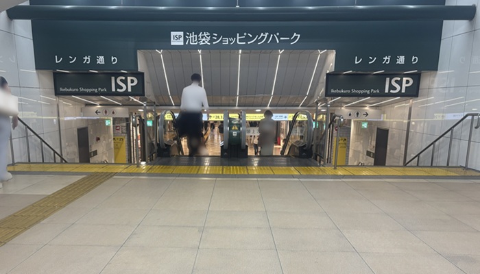 池袋駅の地下通路。池袋ショッピングパーク(ISP)レンガ通りの階段とエスカレーター