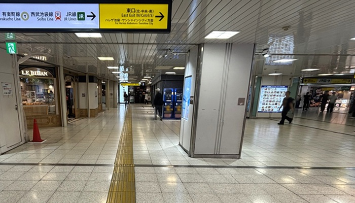 池袋駅東武東上線北改札前の通路