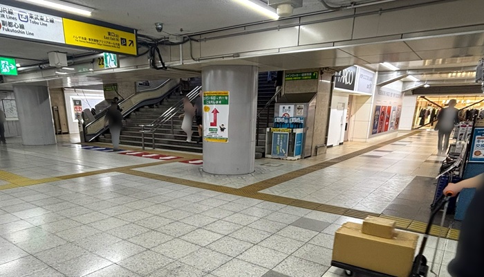 池袋駅 東口（北）へ上る階段と地下通路の分岐点