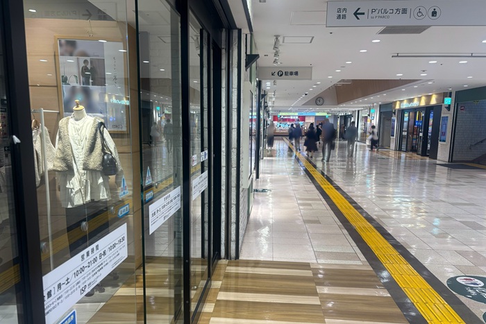 池袋ショッピングパーク（ISP）前の通路と頭上にある「P'パルコ方面」の案内板