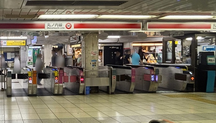 東京メトロ丸ノ内線 池袋駅の中央通路中央改札と、右側にある駅員窓口