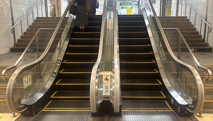 池袋パルコ付近のコインロッカーへ向かう地下通路のエスカレーターと階段